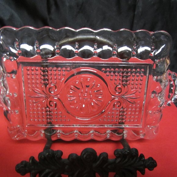 VINTAGE 50'S CLEAR PRESSED GLASS RELISH TRAY, DOTTED WITH FLOWER IN CENTER - Picture 3 of 7